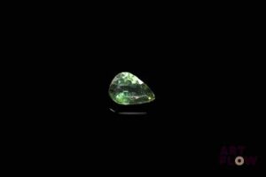 Saphir vert poire. Probablement Australie, jolie couleur. 0.77 ct. 7.0mm x 5.0mm
