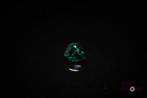 Saphir vert poire. Probablement Australie, non chauffé. 0.83 ct. 5.7mm x 5.3mm