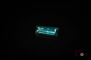 Saphir vert rectangulaire à pans vifs. Jolie couleur. 1.20 ct. 10.4mm x 3.6mm