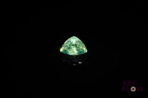 Saphir vert trillion. Très belle couleur. 1.04 ct. 7.4mm x 5.1mm