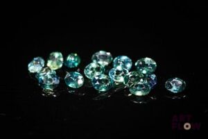 Seize saphirs bleus verts ovales. 3.60 cts. Dims. moy.: 4.0mm x 3.0mm