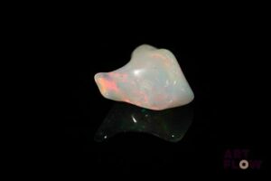Semi-brut d'opale blanche . 3.90 cts. 15.0mm x 11.0mm