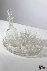 Service à liqueur en cristal comprenant une carafe, un plateau et 7 verres. H. carafe (sans bouchon) 17 cm Quelques rayures d'usage
