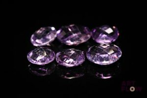 Six améthystes fantaisies. 12.27 cts. Dims. moy.: 9.0mm x 9.0mm