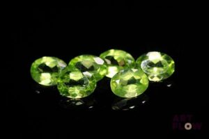Six péridots ovales. 7.60 cts. Dims. moy.: 8.0mm x 6.0mm