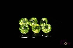 Six péridots ronds. 5.89 cts. Diam. moy.: 6.0mm