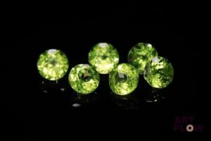 Six péridots ronds. Non chauffé. 5.67 cts. Diam. moy.: 6.0mm