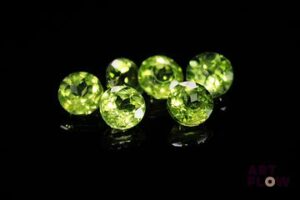 Six péridots ronds. Non chauffé. 5.91 cts. Diam. moy.: 6.0mm