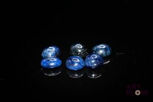 Six saphirs cabochons ovales. 10.20 cts. Dims. moy.: 7.0mm x 6.0mm