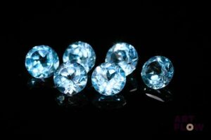 Six topazes rondes. 8.12 cts. Diam. moy.: 6.5mm