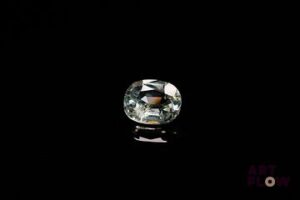 Spinelle gris ovale. Très belle couleur, belle clarté, beau lustre. 1.70 ct. 7.9mm x 6.4mm