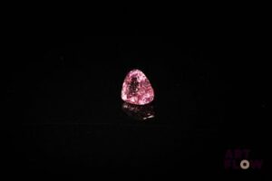 Spinelle rose vif poire. Très belle couleur. 0.97 ct. 6.6mm x 5.5mm
