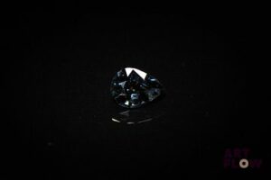 Spinelle violet poire. Belle couleur, belle clarté, beau lustre. 1.10 ct. 7.7mm x 6.0mm