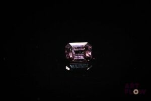 Spinelle violet rectangulaire à pans coupés. Très belle couleur. 1.25 ct. 6.9mm x 5.0mm