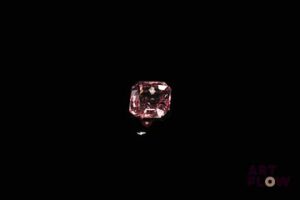 Spinelle violet rosé rectangulaire à pans coupés. Inclusions, VS, probablement Birmanie. 0.91 ct. 5.5mm x 5.3mm