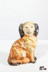 STAFFORSHIRE Chien en faïence anglaise formant tirelire. H. 20 cm Manques à la couverte