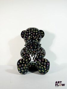 The Nineties « The LV Bear » Sculpture Pop Art en résine noir monogrammée. Édition limitée, numérotée 1/2 Dimensions : 38 x 28 cm Avec certificat d’authenticité de l’artiste.