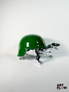 The Nineties "The Rolex Turtle" Sculpture Pop Art en résine chromée. Edition limitée, numérotée 2/2, signée, avec certificat d’authenticité. Dimensions : L 40 x l 20 x H 20 cm