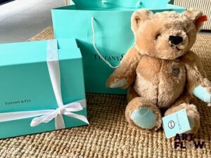Tiffany & Co Ours en peluche collector, dans sa boîte. Made by Steiff État comme neuf - Jamais utilisé Hauteur 40 cm environ - Expédition obligatoire.