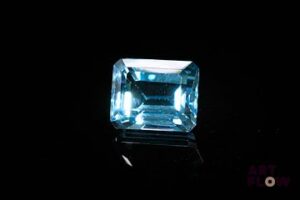 Topaze bleue rectangulaire à pans coupés. 8.15 cts. 11.5mm x 9.5mm