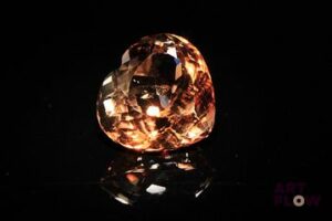 Topaze impériale coeur. Très belle couleur, VS. 20.07 cts. 16.0mm x 15.0mm