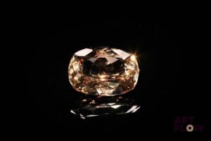 Topaze impériale coussin. Belle couleur, beau lustre. 7.80 cts. 13.75mm x 10.0mm