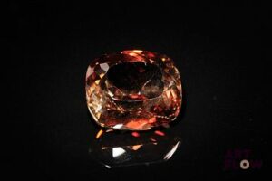 Topaze impériale coussin. Très belle couleur, beau lustre. 15.09 cts. 14.5mm x 13.0mm
