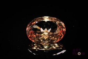 Topaze impériale ovale. Probablement Brésil, VS. 16.38 cts. 17.8mm x 13.5mm