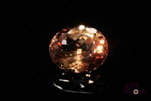 Topaze impériale ovale. Très belle couleur, beau lustre. 12.58 cts. 15.0mm x 12.0mm