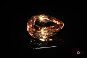 Topaze impériale poire. Très belle couleur. 8.87 cts. 15.8mm x 10.8mm