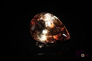 Topaze impériale poire. Très belle couleur, saturée. 14.30 cts. 16.5mm x 12.0mm
