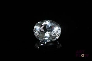 Topaze incolore ovale. 5.98 cts. 12.0mm x 10.0mm