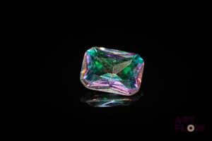 Topaze «Mystique» rectangulaire à pans coupés. Traitement de surface. 3.80 cts. 12.0mm x 10.0mm