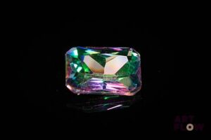 Topaze «Mystique» rectangulaire à pans coupés. Traitement de surface. 4.54 cts. 14.0mm x 10.0mm
