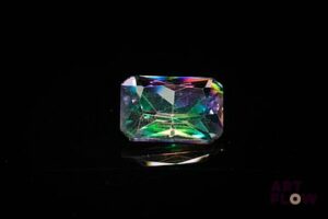 Topaze «Mystique» rectangulaire fantaisie. Traitement de surface. 4.66 cts. 14.0mm x 10.0mm