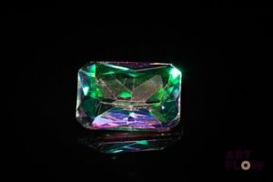 Topaze «Mystique» rectangulaire. Traitement de surface. 4.66 cts. 14.0mm x 10.0mm