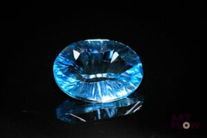 Topaze ovale concave. Très belle couleur. 9.85 cts. 16.0mm x 12.0mm