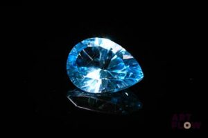 Topaze poire. Belle couleur. 8.41 cts. 15.5mm x 11.0mm