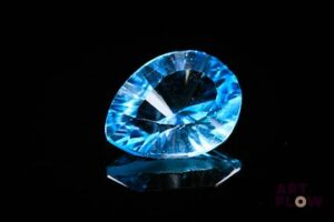 Topaze «swiss blue» poire. 11.30 cts. 17.0mm x 13.0mm