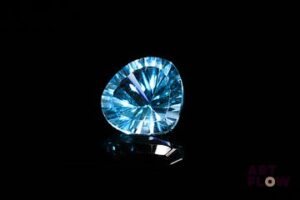 Topaze «swiss blue» poire. 6.72 cts. 12.5mm x 12.0mm