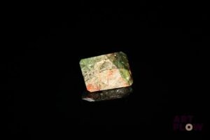 Tourmaline rectangulaire à pans coupés. Inclusions, givres. 2.70 cts. 10.0mm x 8.0mm