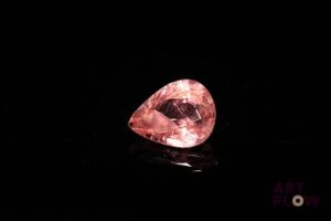 Tourmaline rose poire. Très belle couleur, givres. 2.32 cts. 10.5mm x 8.0mm