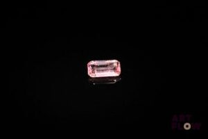 Tourmaline rose rectangulaire à pans coupés. Jolie couleur. 0.58 ct. 7.0mm x 3.7mm