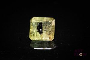 Tourmaline verte rectangulaire à pans coupés. Inclusions, givres. 6.55 cts. 10.7mm x 10.3mm
