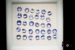 Trente-deux tanzanites rondes. Probablement Tanzanie, VS, VVS. 2.01 cts. Diam. moy.: 2.5mm