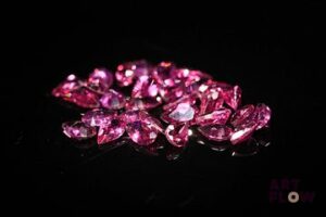 Trente grenats rhodolites poires. 7.90 cts. Dims. moy.: 5.0mm x 3.0mm