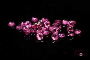 Trente grenats rhodolites ronds. Belle couleur. 6.25 cts. Diam. moy.: 3.4mm