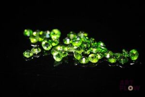 Trente-neuf diopsides chromées rondes. Non chauffée. 3.36 cts. Diam. moy.: 2.6mm