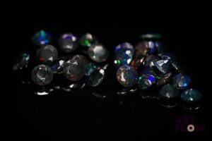 Trente opales noires rondes. Beaux éclats de couleur. 4.08 cts. Diam. moy.: 4.0mm