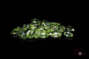 Trente péridots marquises. 4.36 cts. Dims. moy.: 5.0mm x 2.5mm